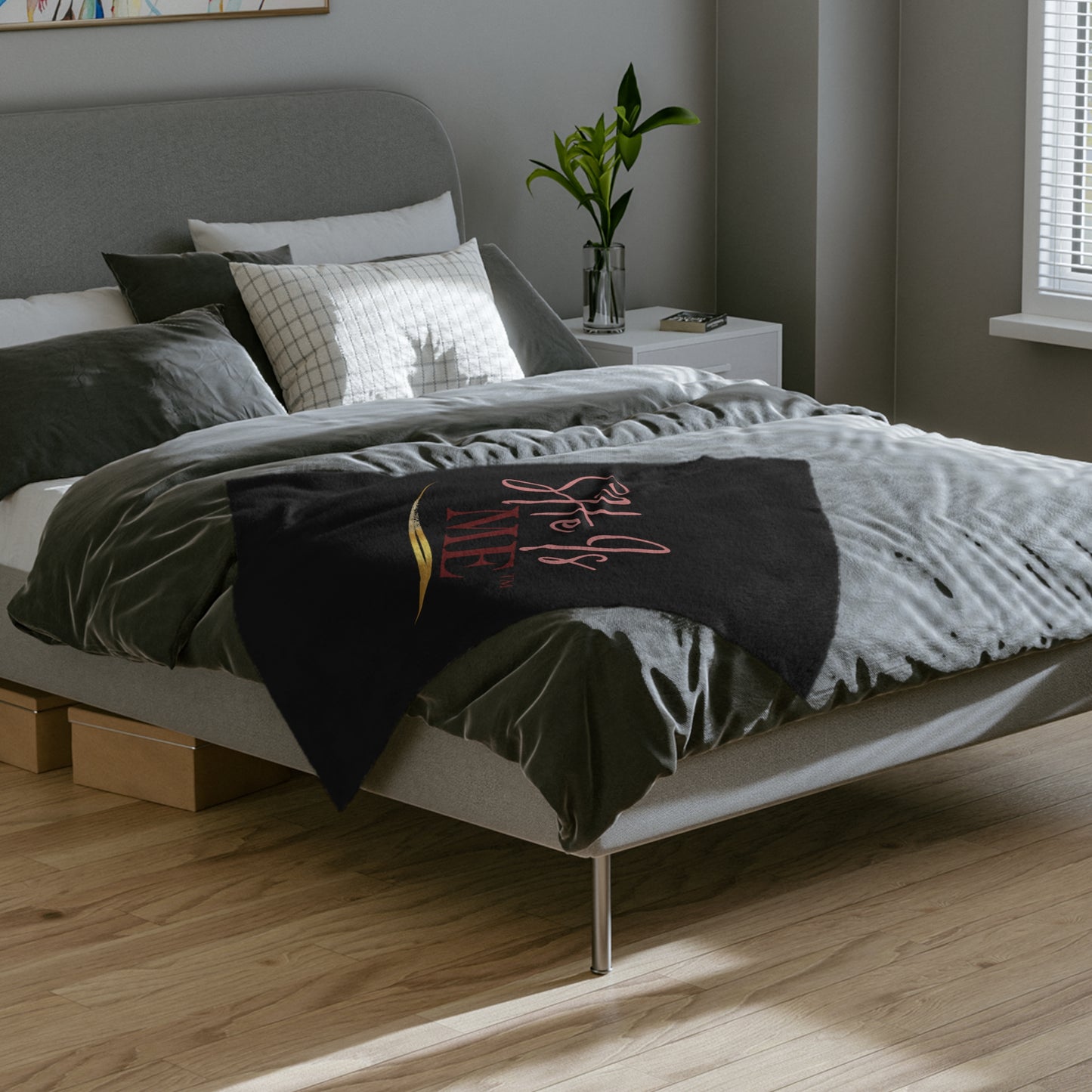 She Is Me Velveteen Microfiber Blanket — Plush Black Throw with Pink & Gold Script